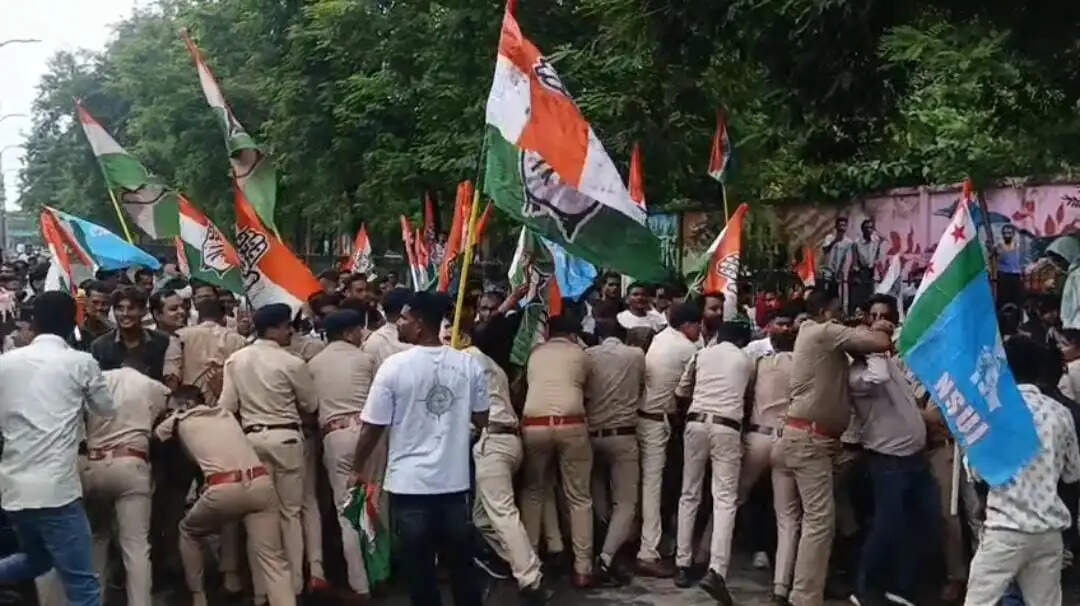 कोरबा की बदहाल सड़कों और जलभराव को लेकर युवा कांग्रेस ने किया प्रदर्शन
