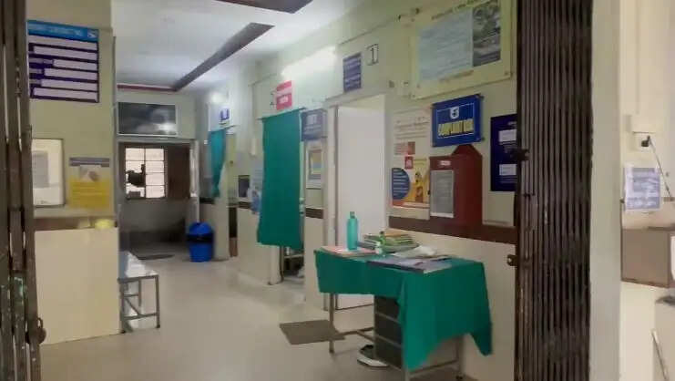 वेतन वृद्धि की मांग पर&nbsp;एनयूएचएम&nbsp;कर्मचारियों की हड़ताल, मरीज परेशान