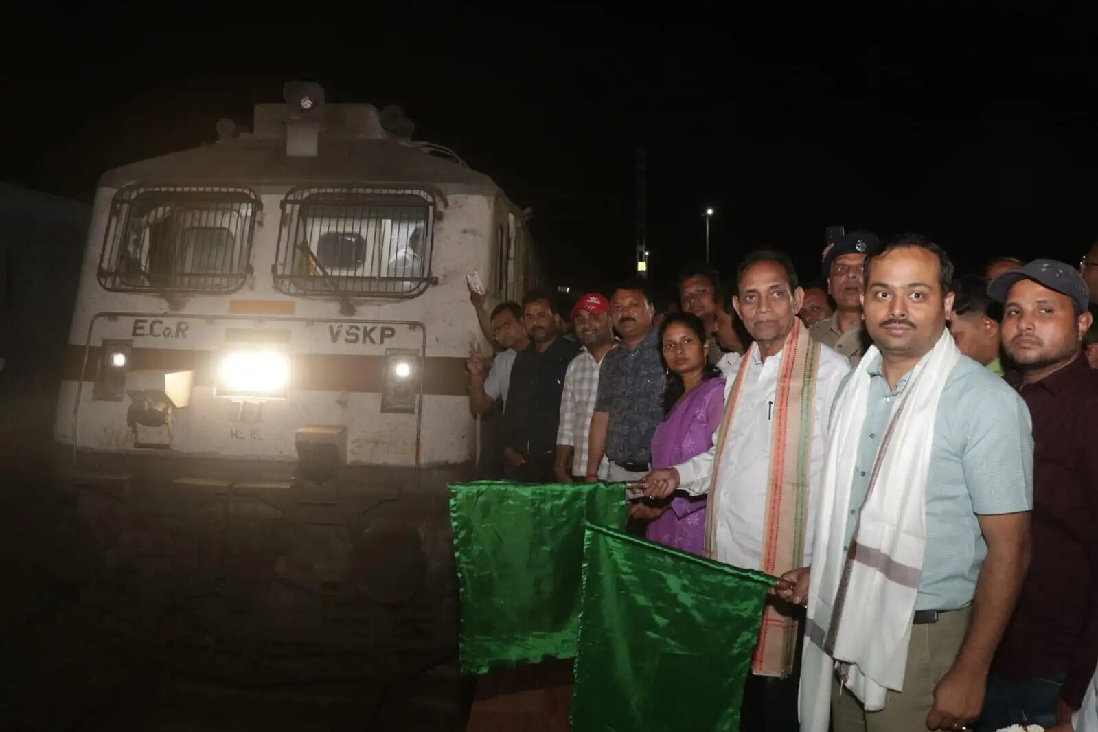 सांसद विद्युत बरन महतो ने राखामाइंस स्टेशन पर उत्कल एक्सप्रेस ठहराव का शुभारंभ