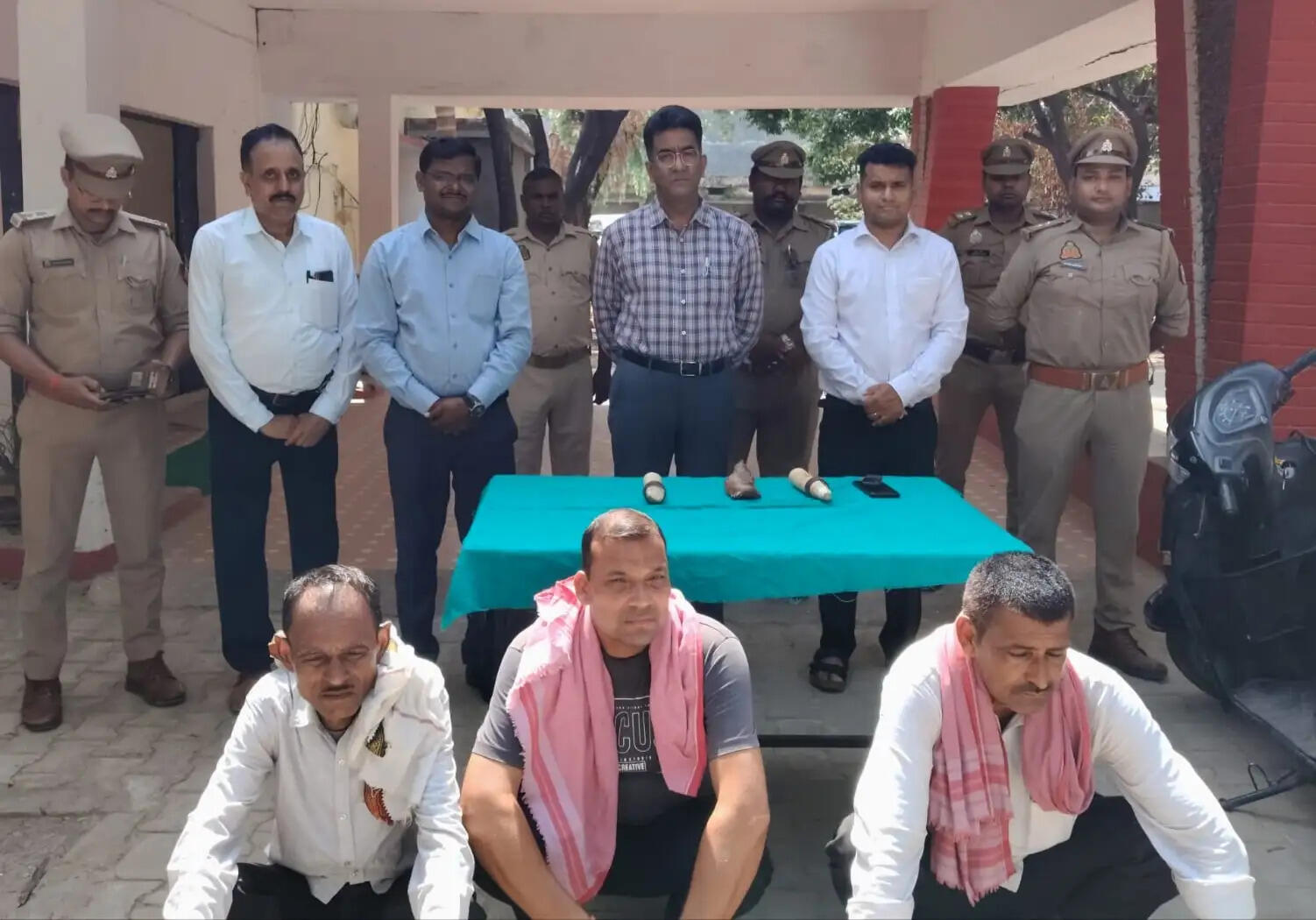 हाथी दांत और जबड़े के साथ प्रयागराज के तीन तस्कर गिरफ्तार, तस्करी का 'कोड' बना 10 रुपये का नोट