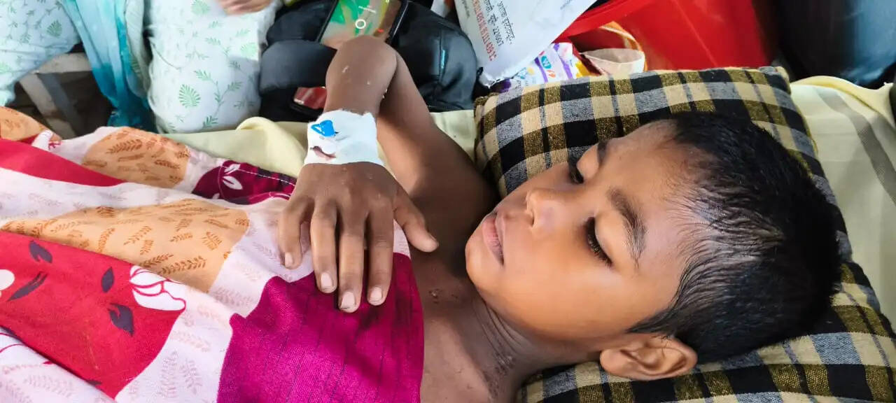 हाईटेंशन तार से झुलसे बालक के परिजनों ने मुआवजे की मांग को लेकर लगाया जाम
