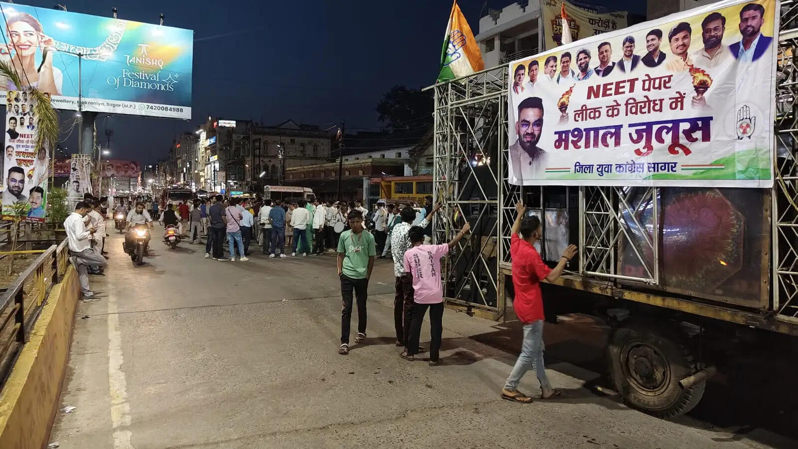 नीट पेपर लीक के खिलाफ सड़कों पर उतरी सागर यूथ कांग्रेस, निकाला विशाल मशाल जुलूस