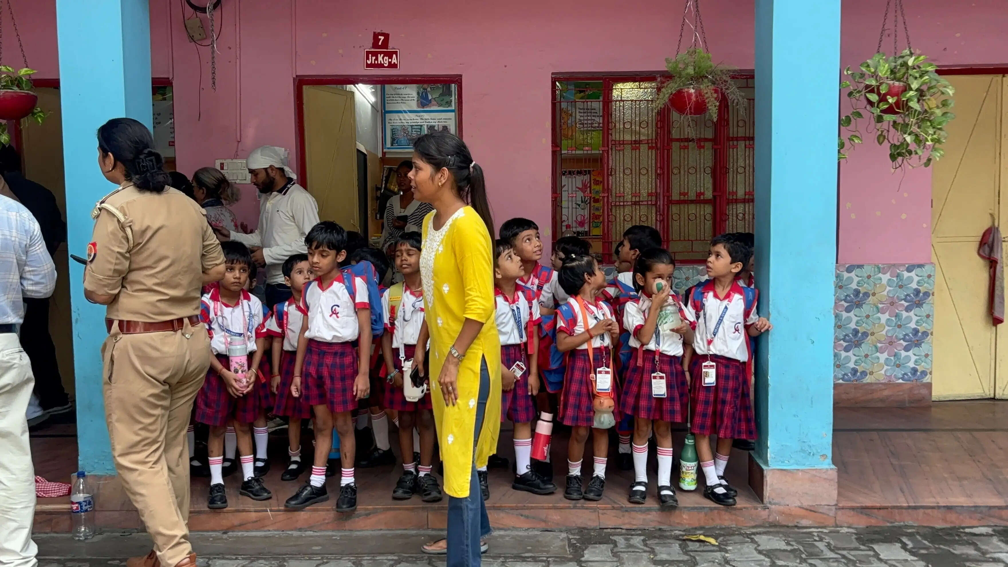 लखीमपुर खीरी: स्कूल परिसर में शिक्षिका की हत्या के बाद युवक ने खुद को गोली मारकर की खुदकुशी