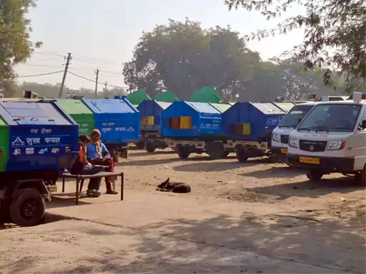 हिसार : नगर निगम की कचरा उठाने वाली गाड़ियों के चालक व हेल्पर हड़ताल पर