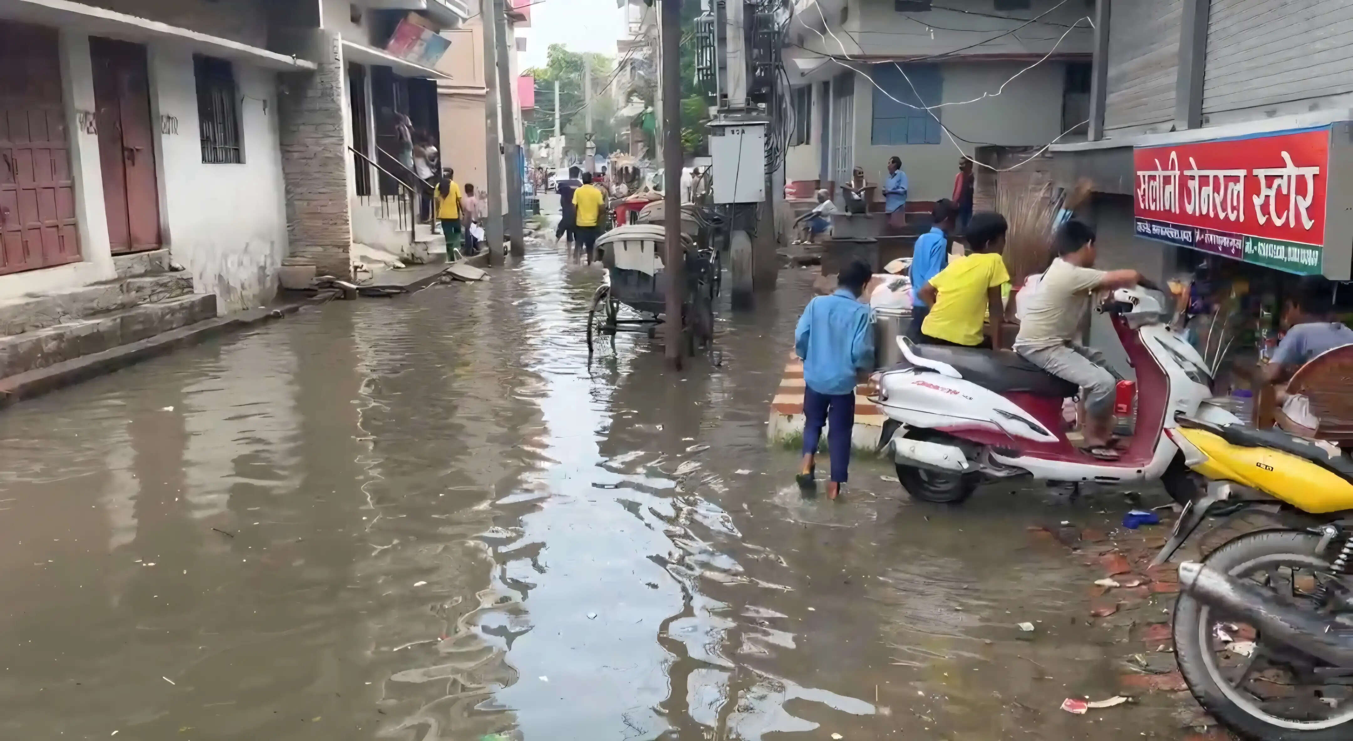 सरयू के बढ़ते जलस्तर ने शहर के निचले इलाके भी चपेट में