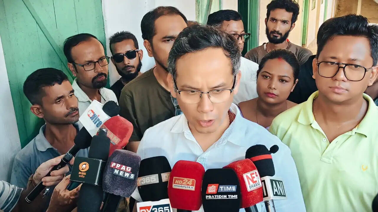 सांसद गौरव गोगोई ने माजुली के बाढ़ प्रभावित क्षेत्रों का दौरा कर लिया स्थिति का जायजा