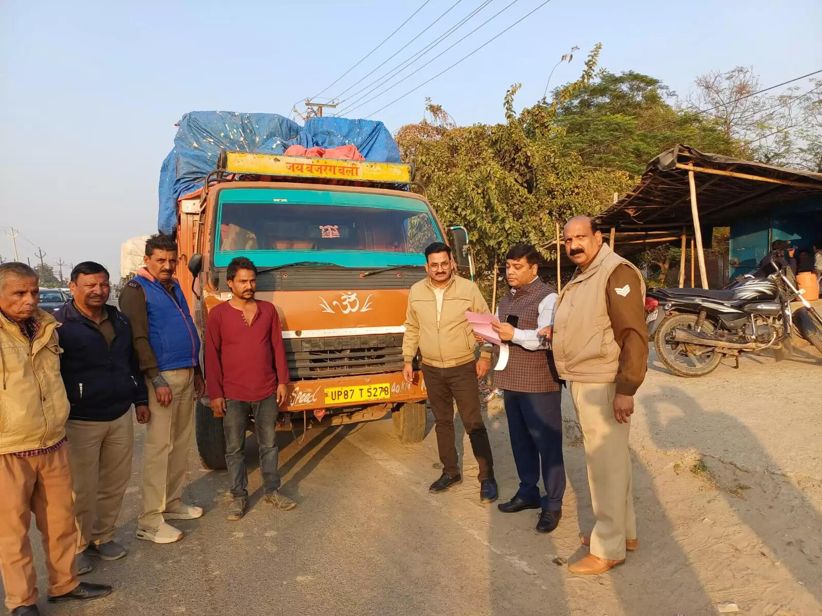 फर्रुखाबाद में चेकिंग के दौरान सात ट्रक सीज