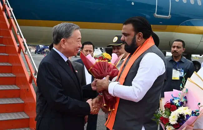 वियतनाम के राष्ट्रपति तो लाम का बिहार के मुख्यमंत्री ने बोधगया हवाईअड्डे पर किया स्वागत