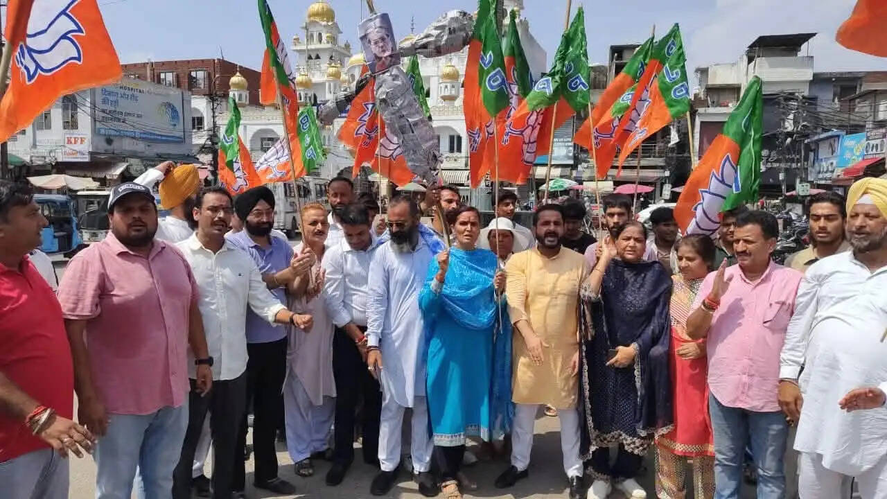 वंदे मातरम् के कथित अपमान के विरोध में कठुआ में भाजपा का प्रदर्शन