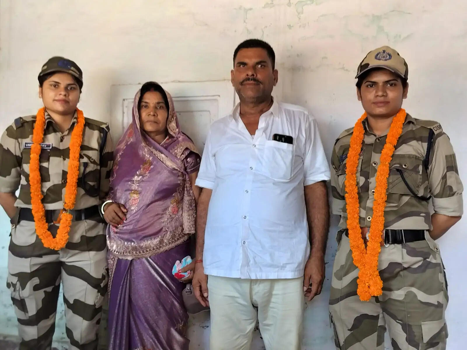 बिहार के सीवान में किसान की दो बेटियों ने सीआईएसएफ में पाई सफलता