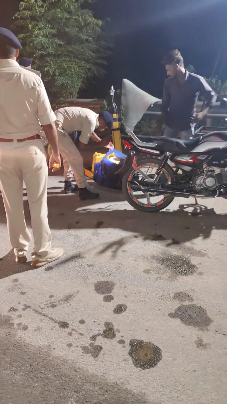 वरीय पुलिस अधीक्षक ने देर रात्रि तक स्वयं सीमावर्ती चेक पोस्ट मांझी पर किया वाहन जांच