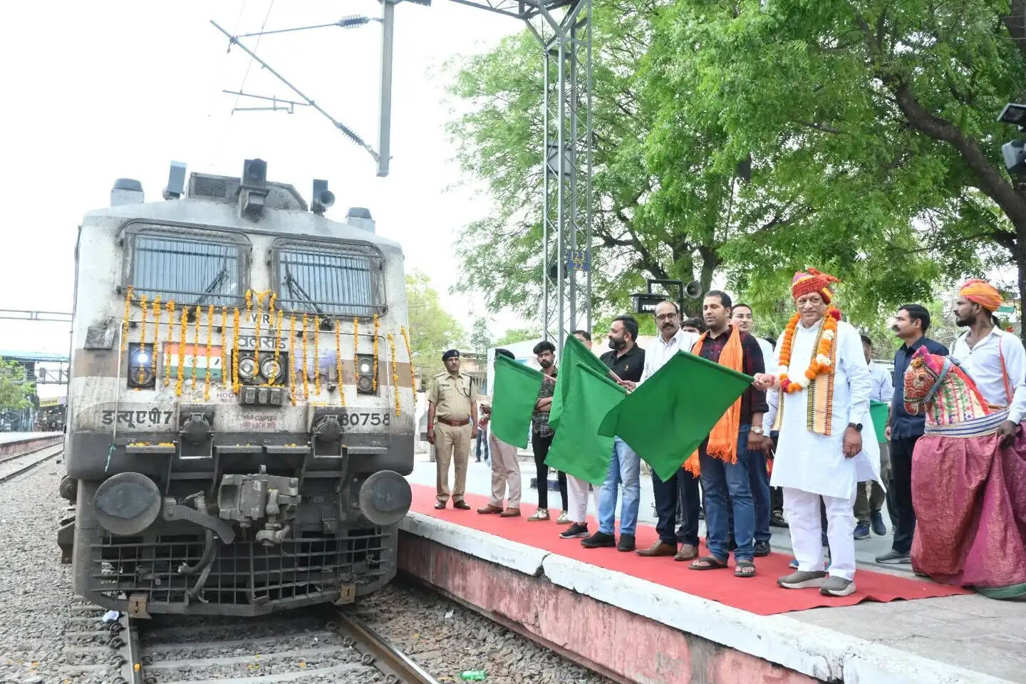 वरिष्ठ नागरिक तीर्थ यात्रा योजना: देवस्थान मंत्री ने रामेश्वरम के लिए ट्रेन को दिखाई हरी झंडी