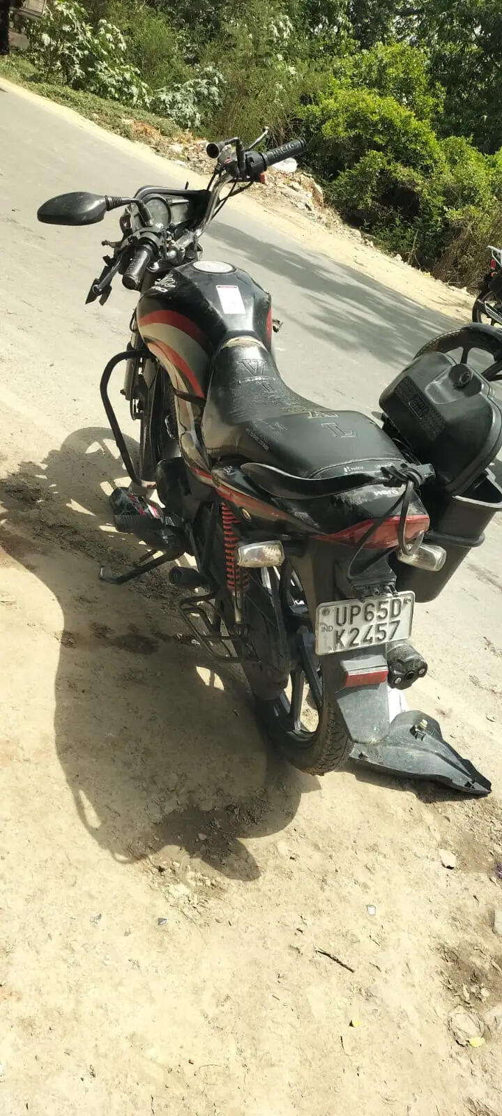 वाराणसी में तेज रफ्तार पिकअप ने बाइक में मारी टक्कर, दो दोस्तों की मौत