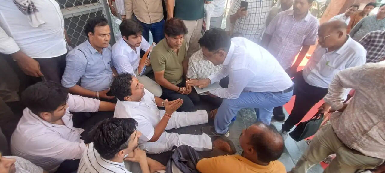 पट्टे की मांग को लेकर जेडीए नागरिक सेवा केंद्र पर धरना, आश्वासन के बाद मामला शांत