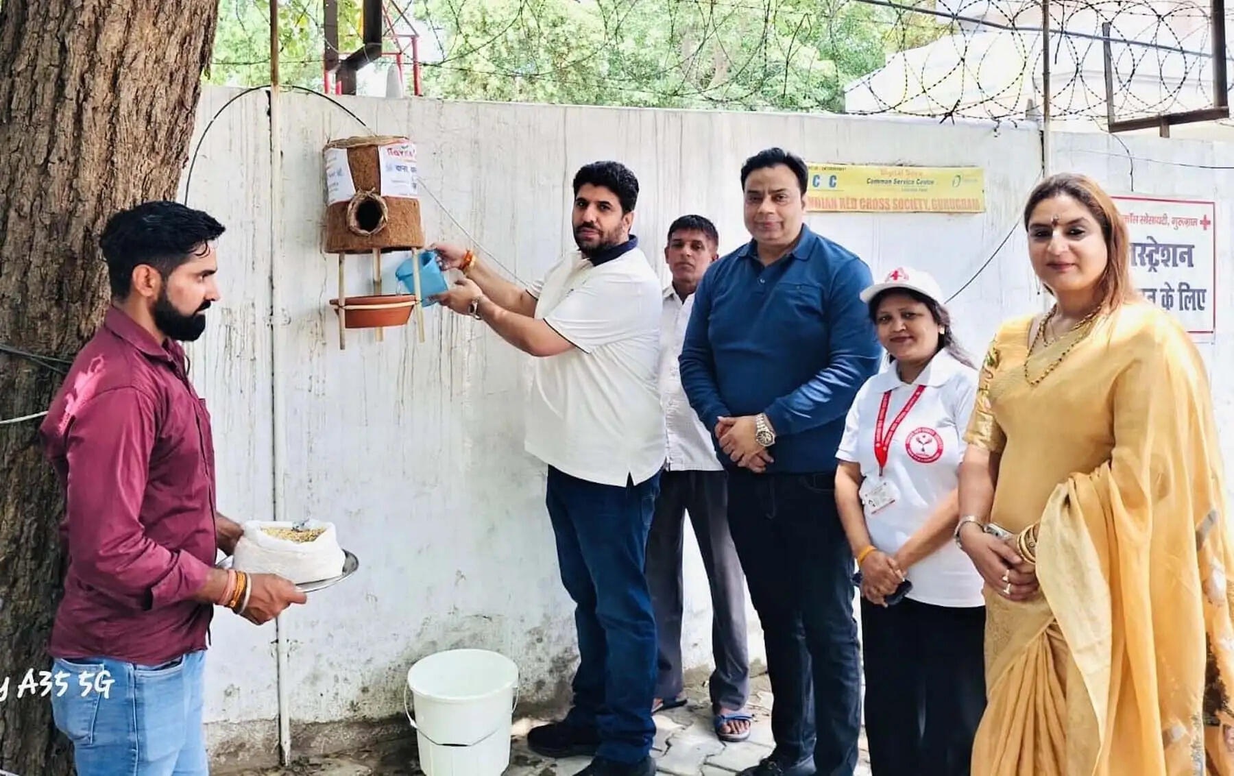 गुरुग्राम: पंछियों के लिए दाना-पानी नेस्ट मतलब प्रकृति का संरक्षण: अंकुश मिगलानी