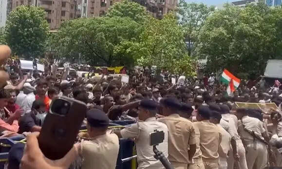 पटना में नीट पेपर लीक के विरोध में आइसा का लोकभवन मार्च, पुलिस ने लाठीचार्ज और वाटर कैनन का किया इस्तेमाल