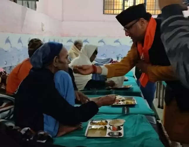 अशक्त और वृद्धजनों को सामूहिक भोजन करा मनाई पूर्व विधायक हरिश्चन्द्र श्रीवास्तव की 11 वीं पुण्यतिथि