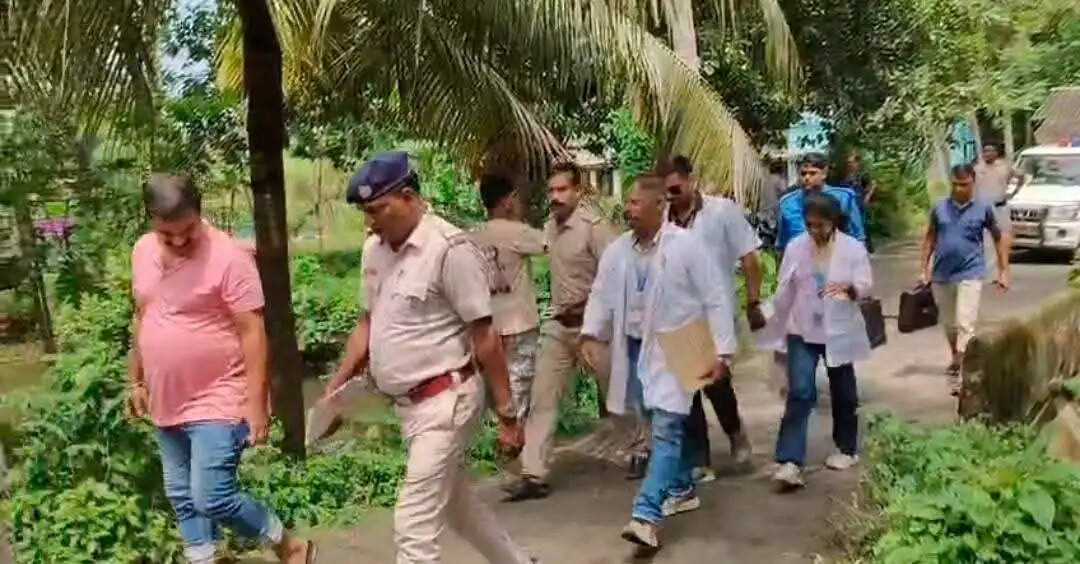 महिला की हत्या मामले में तीन गिरफ्तार, घटनास्थल पर फोरेंसिक टीम ने जांच की