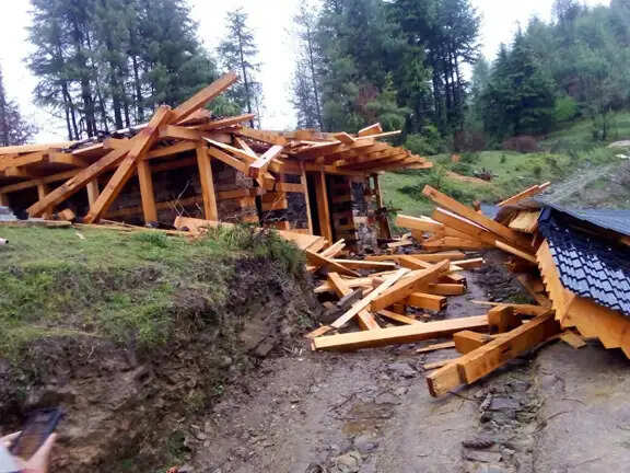 आसमानी गर्जना और आंधी तुफान ने उड़ाई सैंकड़ों छत्तें, पेड़ उखड़े, कई वाहन हुए क्षतिग्रस्त, गुल रही बिजली