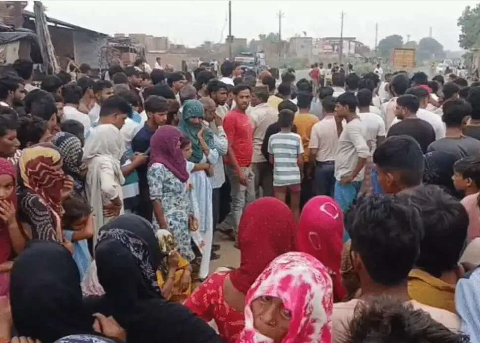 बेकाबू ट्रक ने पिता-पुत्र काे कुचला, मौत