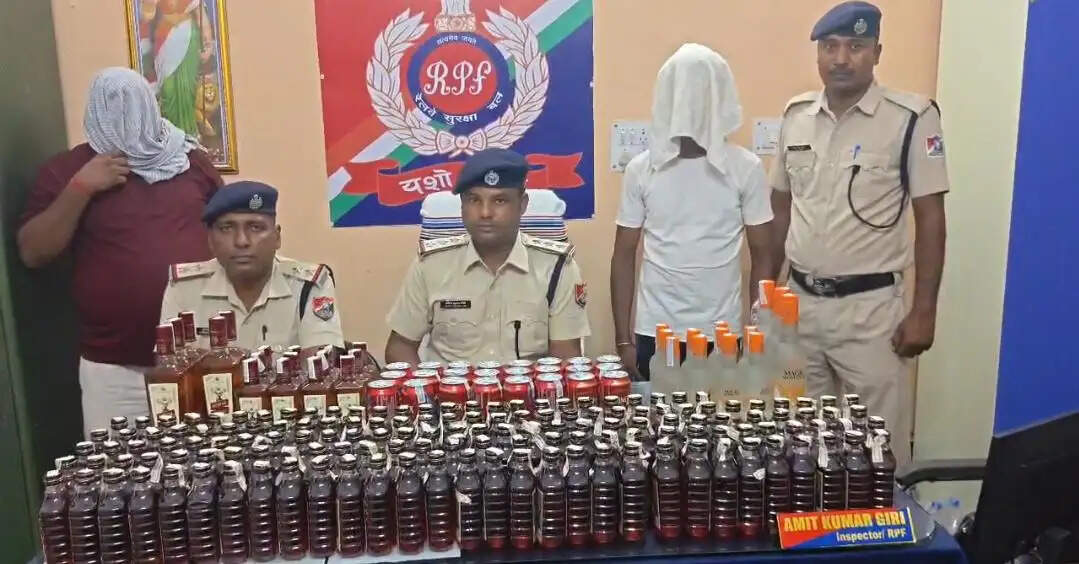 आरपीएफ की बड़ी कार्रवाई, 69 लीटर विदेशी शराब के साथ दो व्यक्ति गिरफ्तार