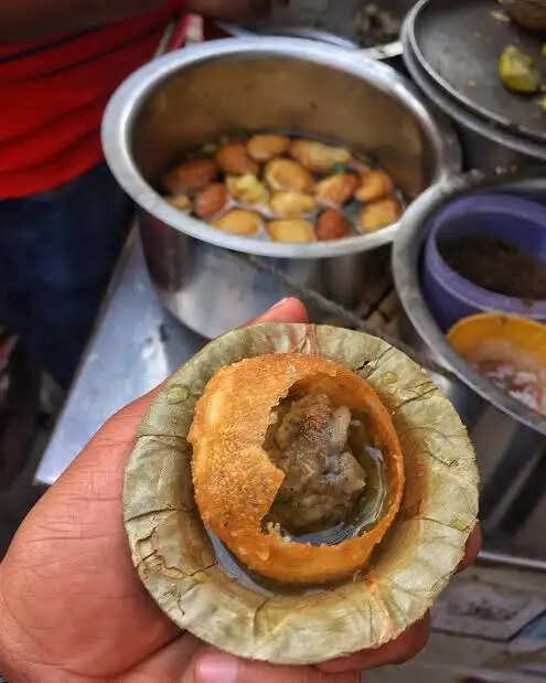 दुर्गापूजा में गोलगप्पे खाने से सौ से अधिक लोग बीमार, दो विक्रेता हिरासत में