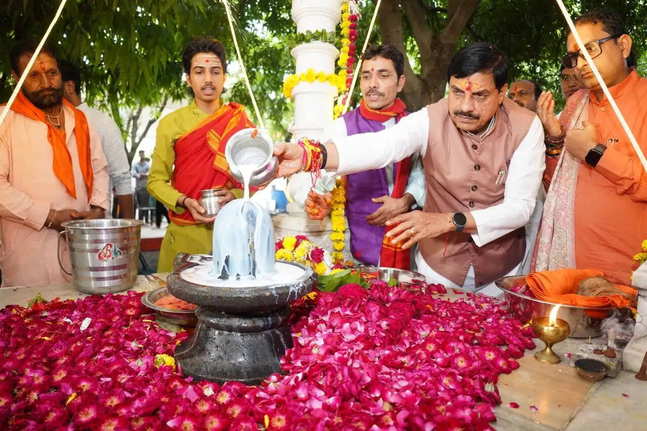 (अपडेट) संतों के आशीर्वाद से मिलती है सद्कार्य की प्रेरणा : मुख्यमंत्री डॉ. यादव