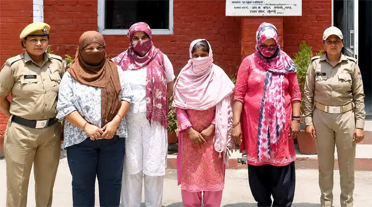 हरिद्वार में राहगीरों को आकर्षित करने को लेकर बीच सड़क भिड़ीं चार महिलाएं
