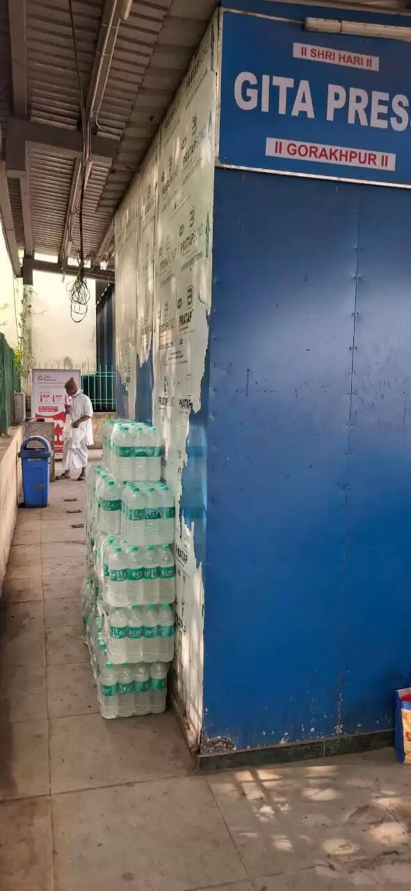 खड़गपुर मंडल की बड़ी कार्रवाई, अवैध पैक्ड पानी जब्त