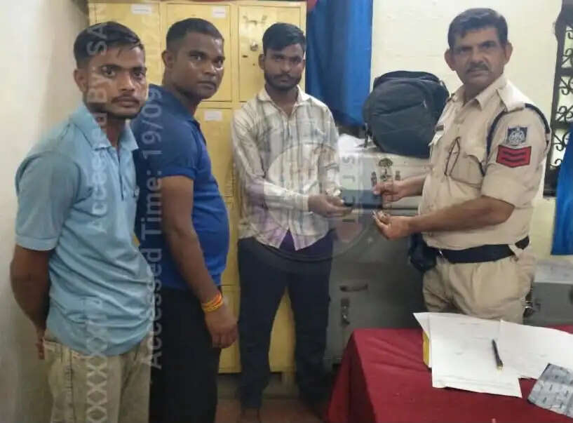 ट्रेन के स्लीपर कोच से बैग चोरी करने वाला आरोपी गिरफ्तार, चोरी का सामान बरामद