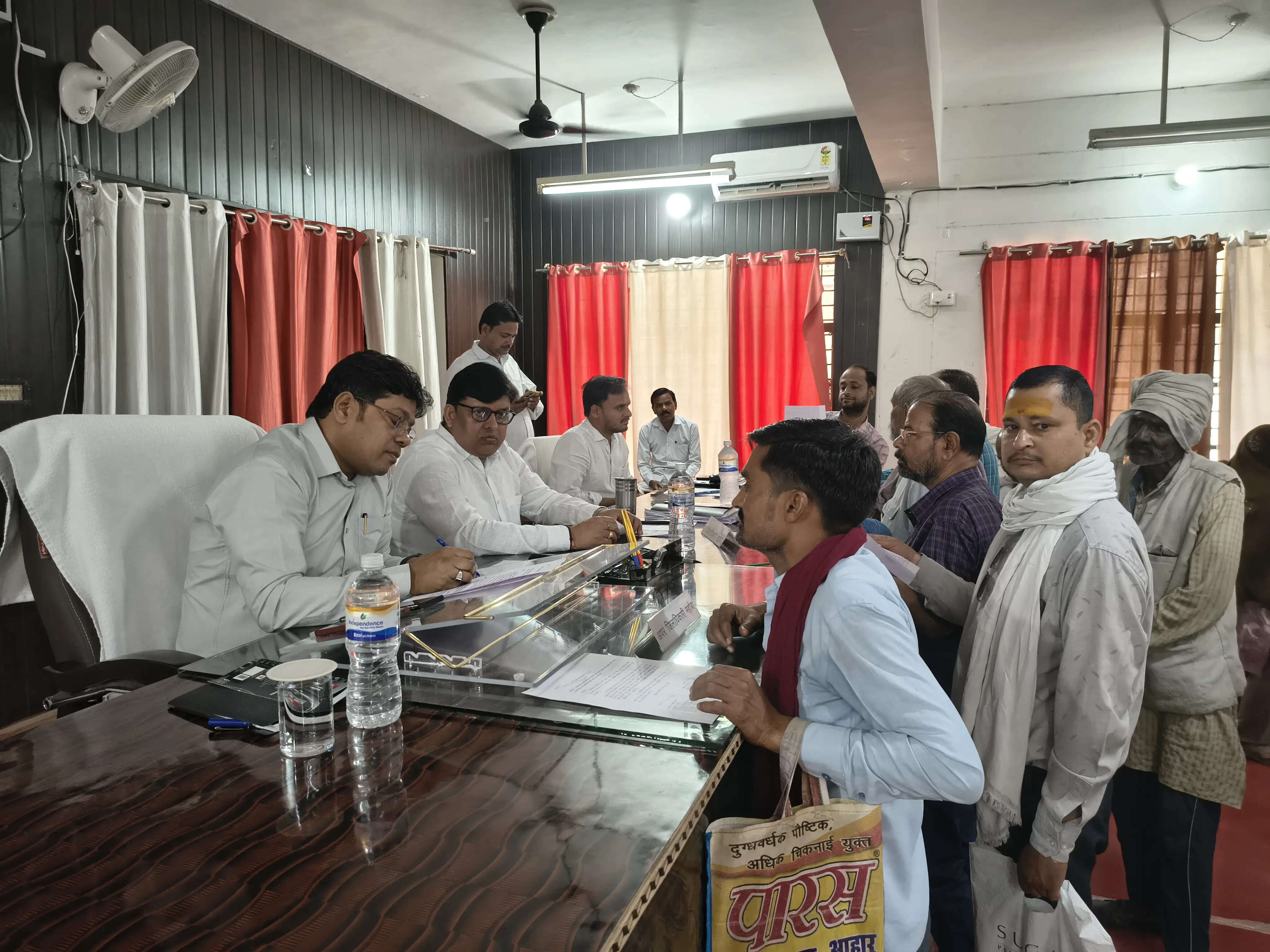 कांशीराम कालोनी में गहराया पेयजल संकट, दो किलोमीटर दूर से लाना पड़ रहा पानी