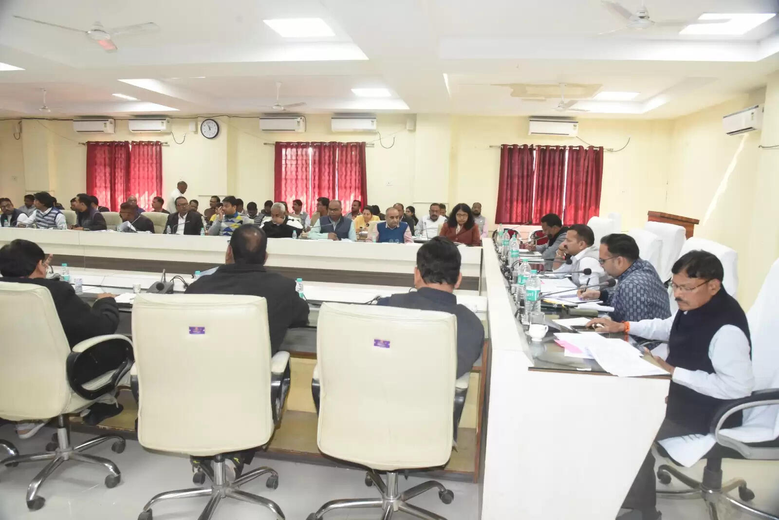 अंबिकापुर: धान खरीद में पारदर्शिता हो सर्वोच्च प्राथमिकता, साप्ताहिक बैठक में कलेक्टर के निर्देश