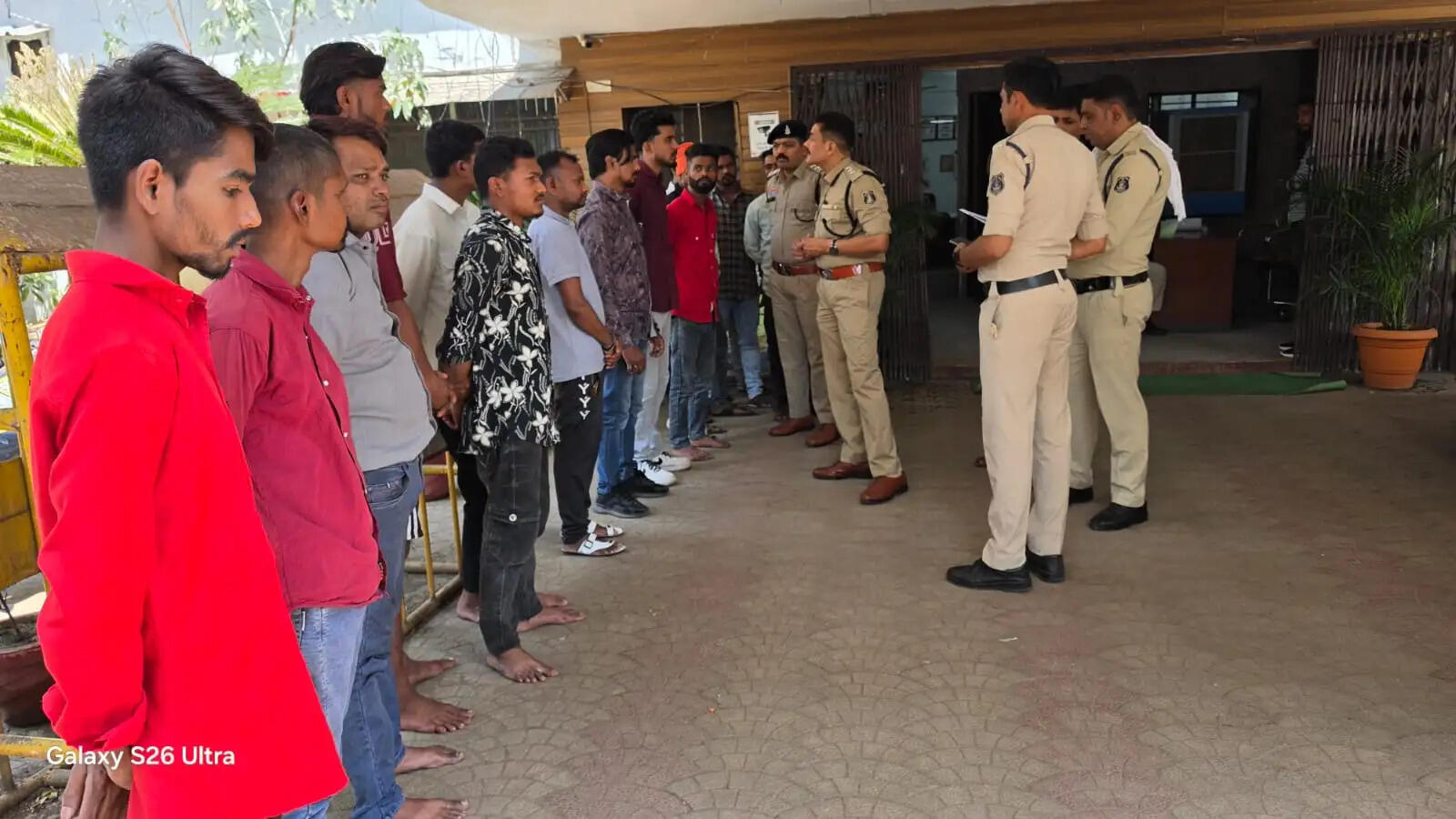 खाकी का खौफ: 85 से अधिक बदमाशों की थानों में परेड, ड्रोन की नजरों से नहीं बच पाएंगे अपराधी