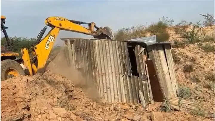 ग्वालियरः जिला प्रशासन की बड़ी कार्रवाई, 3 करोड़ की डेढ़ बीघा सरकारी जमीन अतिक्रमण मुक्त कराई