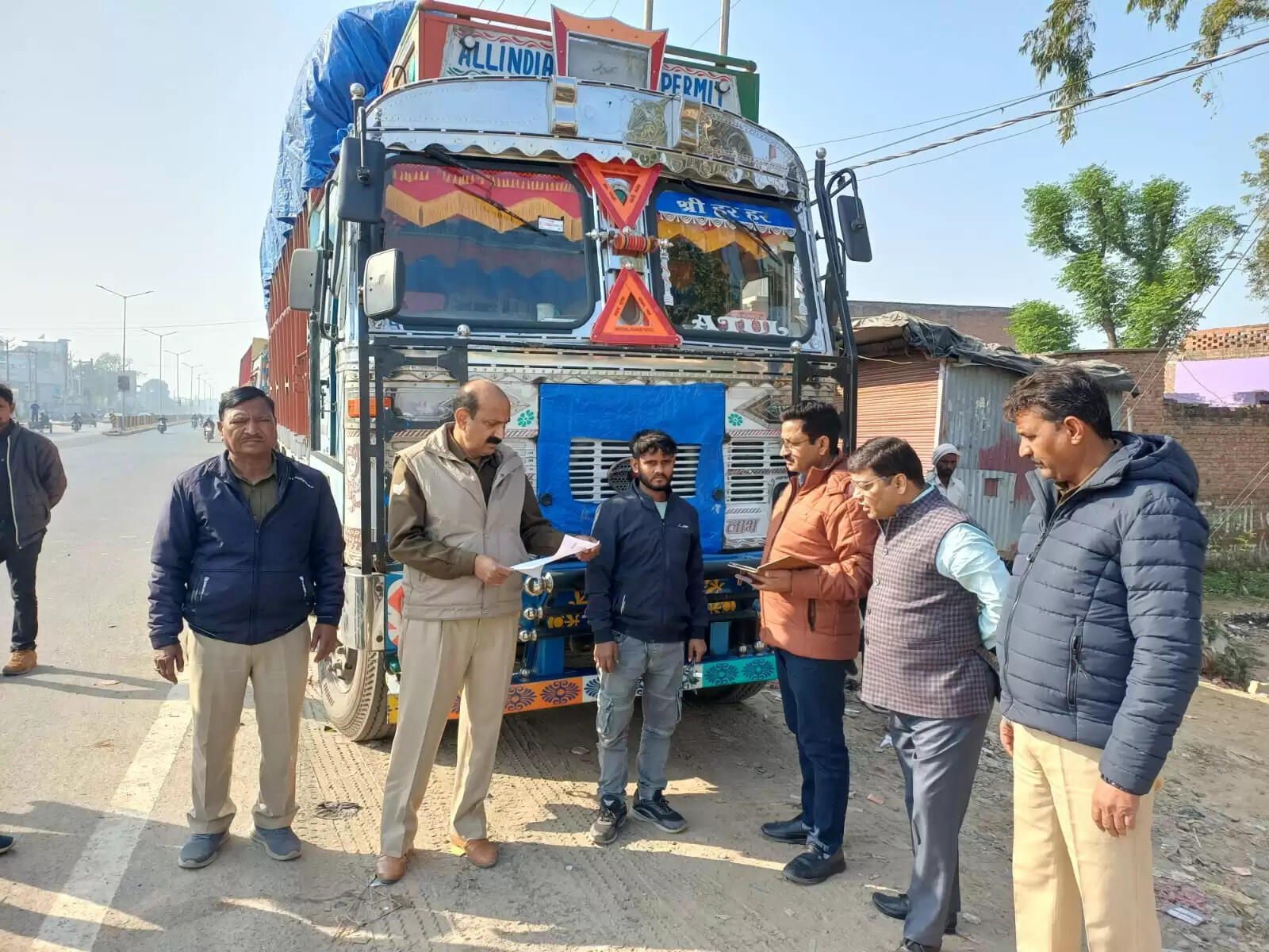 चेकिंग में 6 ट्रक सीज, कई से वसूला जुर्माना