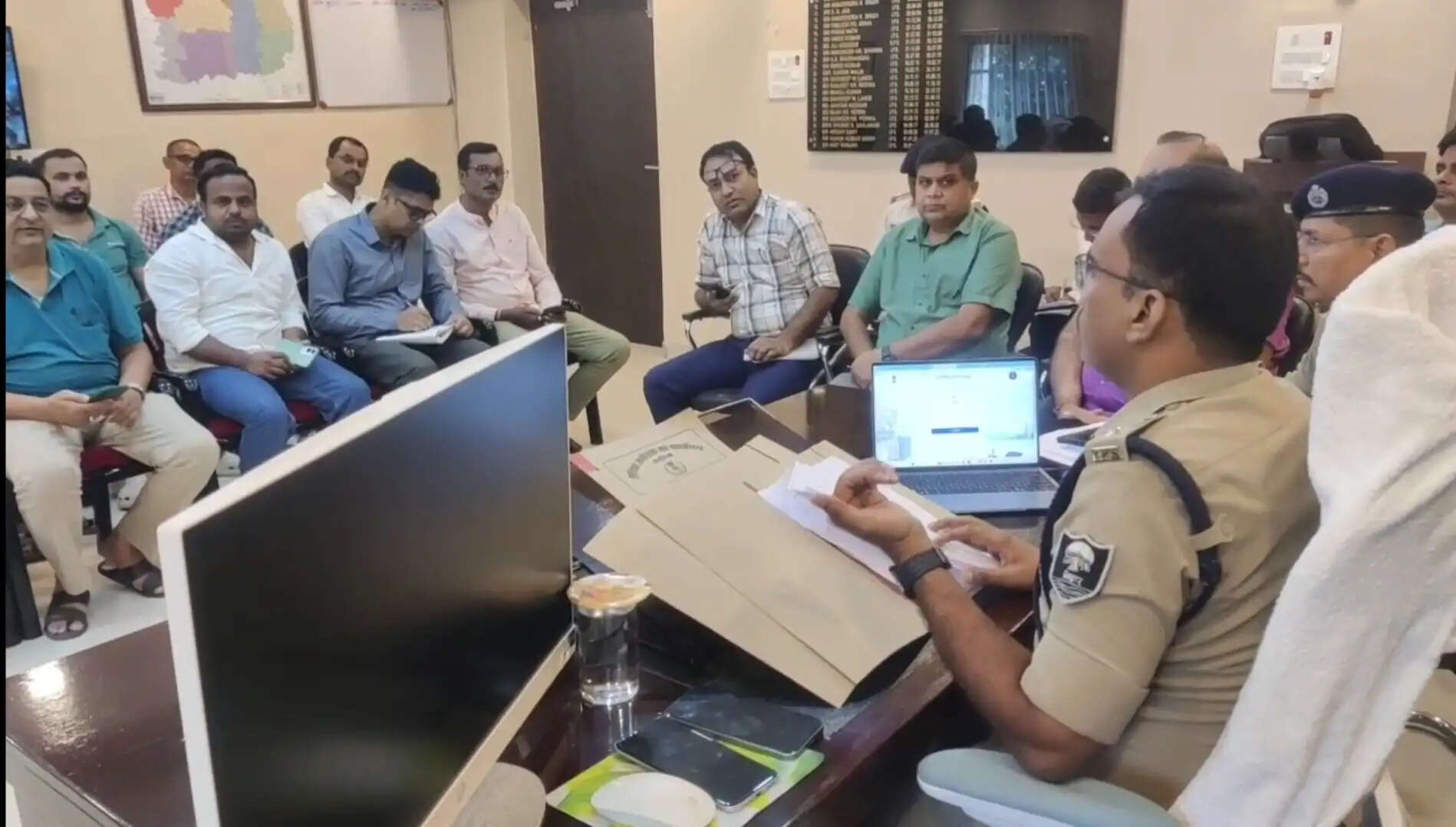 विदेशी नागरिकों के प्रवास को लेकर एसपी ने आवासीय होटल संचालकों के साथ की बैठक