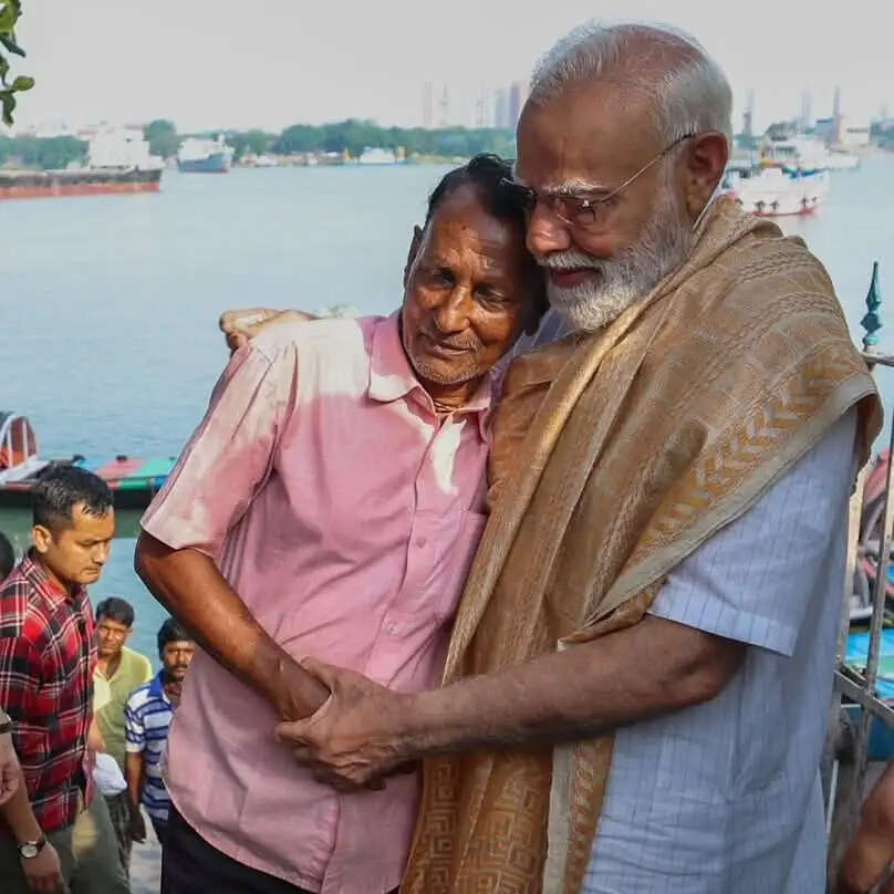 बंगाल में चुनावी माहौल के बीच प्रधानमंत्री मोदी ने गंगा में की बोट की सवारी, कोलकाता घाट पर शख्स को लगाया गले