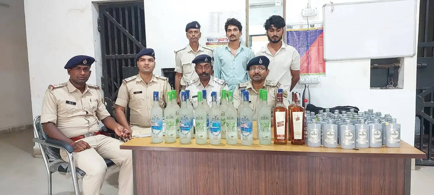57 बोतल विदेशी शराब के साथ तीन तस्कर गिरफ्तार,गिरफ्तार तस्करों में एक नाबालिग