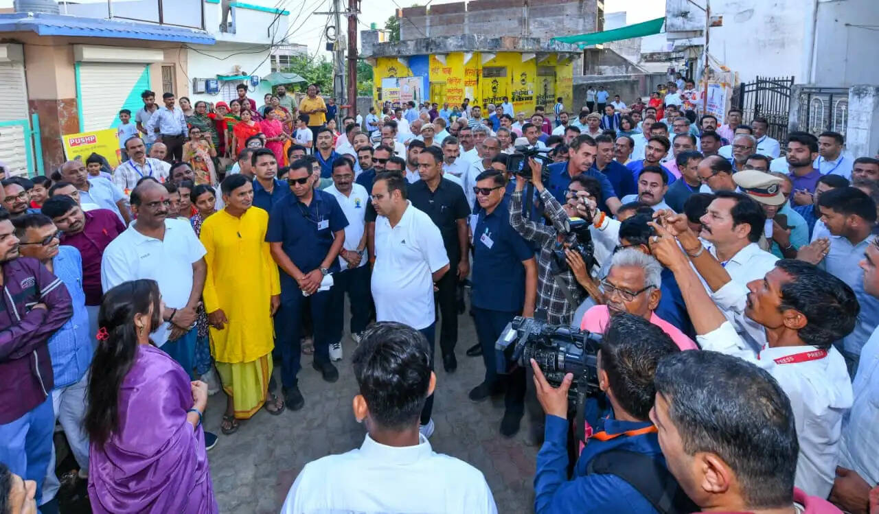 धम्बोला की गलियों में पैदल निकले मुख्यमंत्री, ग्रामीणों संग चाय पर की चर्चा