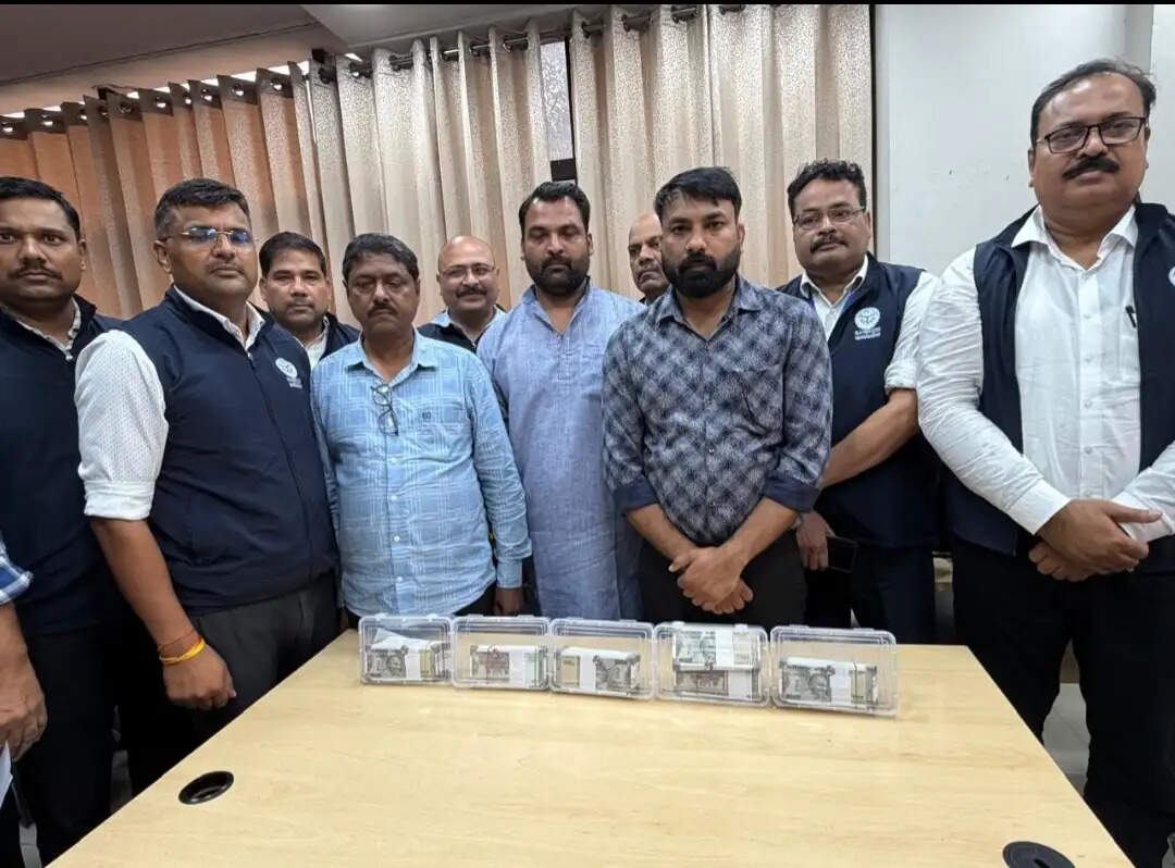 विजिलेंस ने एलडीए अवर अभियंता समेत तीन लोगों को रिश्वत लेते पकड़ा,7.50 लाख रुपये बरामद
