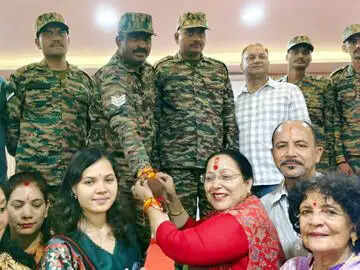 भाजपा की महिला नेताओं ने सैनिकों और पुलिसकर्मियों को बांधी राखी
