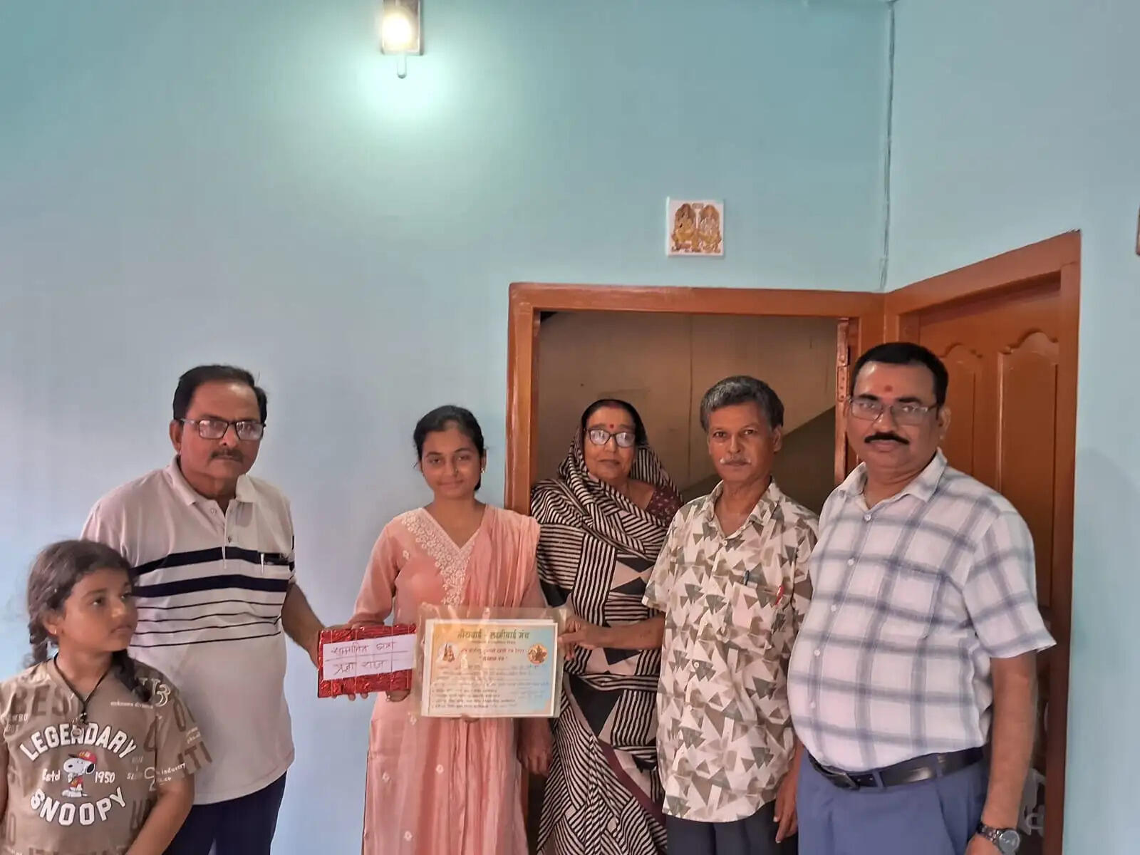 नीट सफलता पर प्रज्ञा राज को किया गया सम्मानित