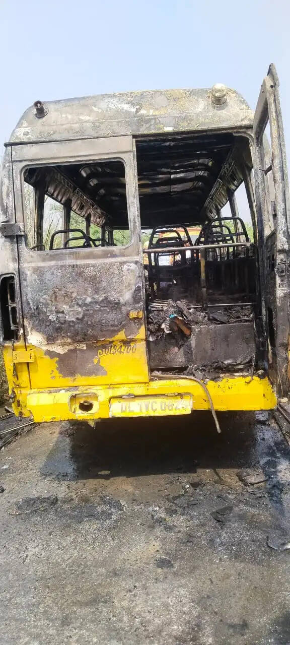 स्कूल बस में शॉर्ट सर्किट से लगी आग