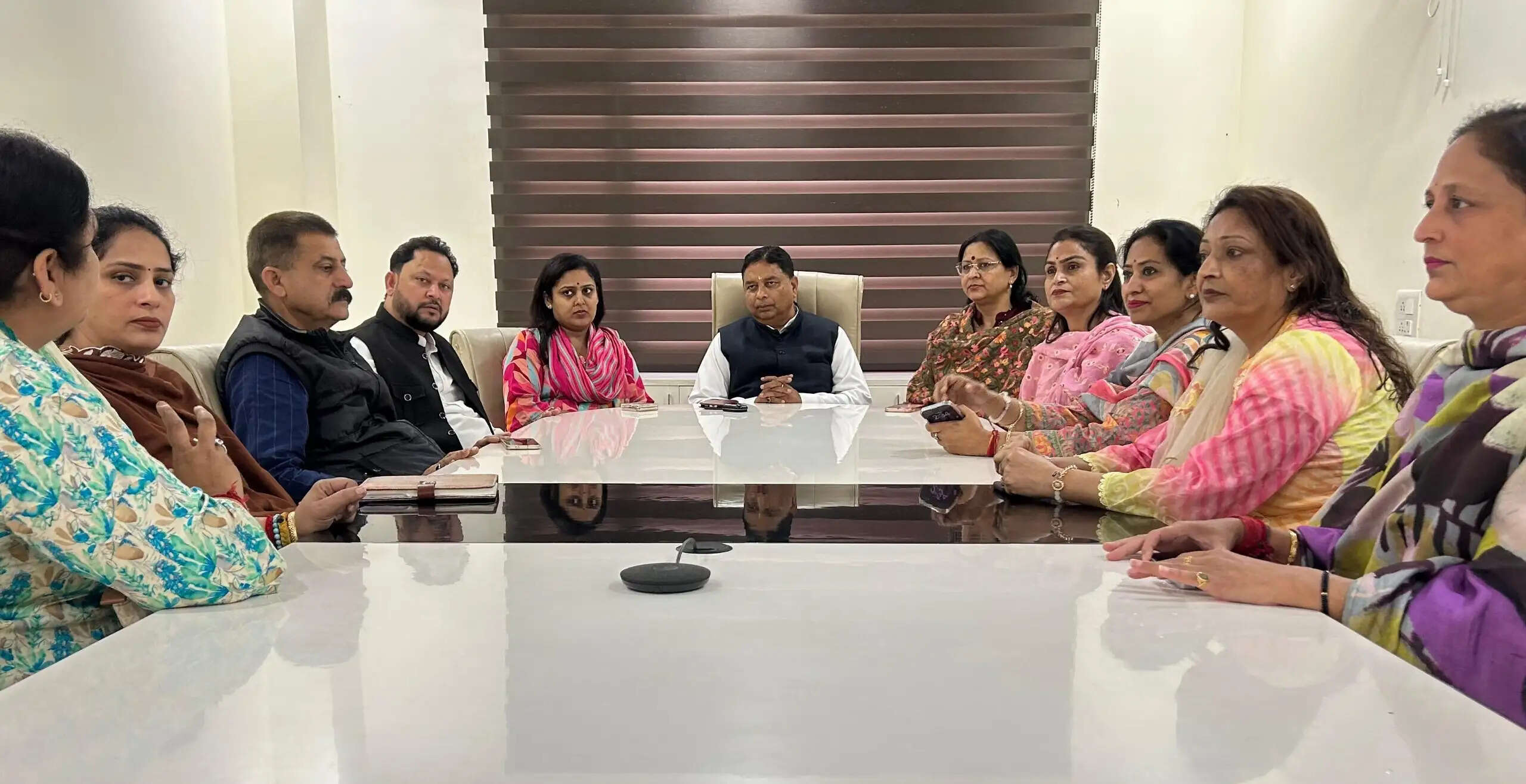 सत शर्मा ने महिला मोर्चा कार्यकर्ताओं से जमीनी स्तर पर अधिक सक्रिय भागीदारी का आह्वान किया