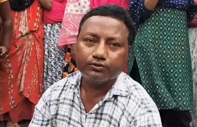 मतदान के एक दिन बाद महिला को मिला वोटर स्लिप, बीएलओ का घेराव कर ग्रामीणों ने जताया विरोध