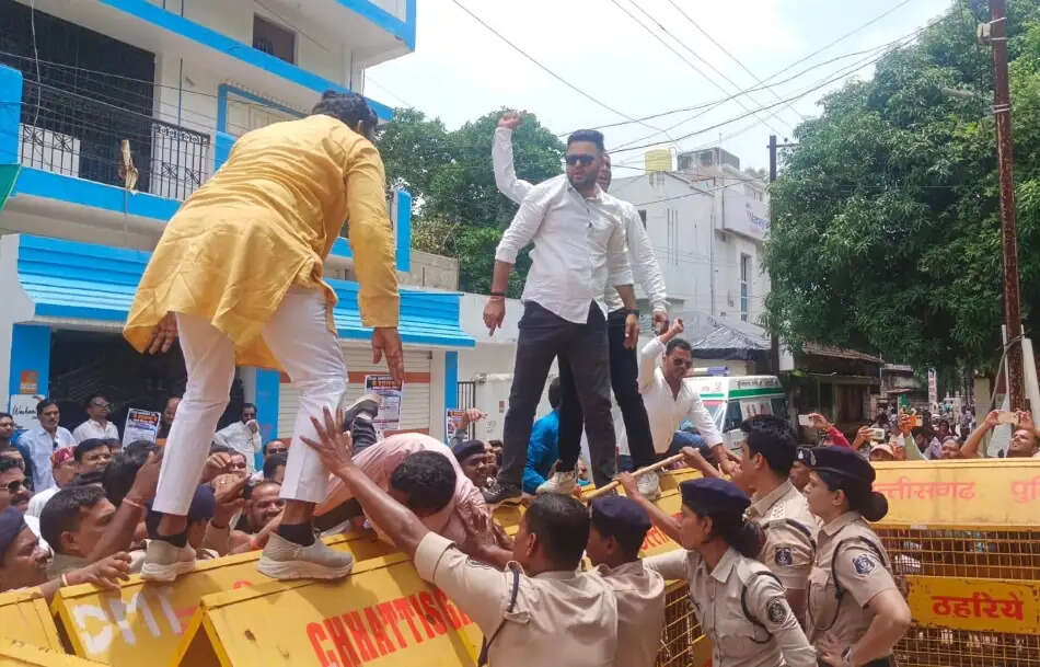 विशेषज्ञ डाक्टरों की कमी समेत आठ सूत्रीय मांगों पर कांग्रेस का सीएमएचओ कार्यालय घेराव