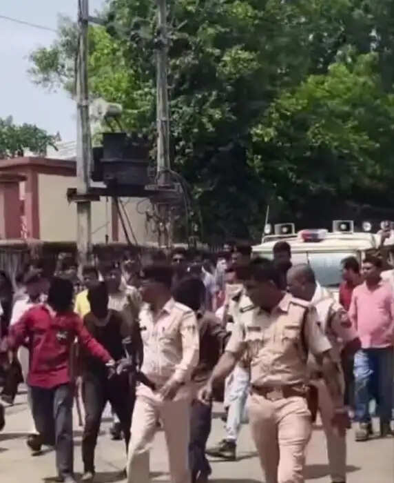 झाबुआ: आलीराजपुर पुलिस ने निकाला बोरी कांड के आरोपितों का जुलूस, धुनाई कर लगवाई उठक-बैठक