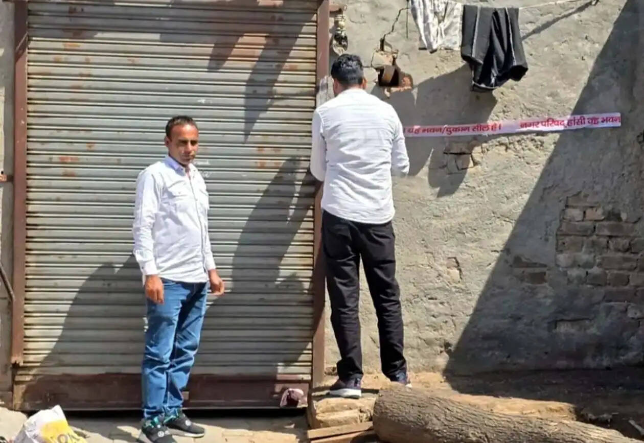 हांसी में नगर परिषद ने बकाया हाउस टैक्स उपभोक्ताओं पर की कार्रवाई