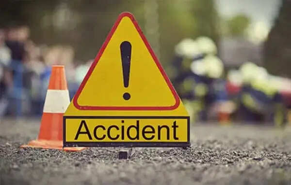 शुजालपुर-आष्टा मार्ग पर पिकअप ने बाइक को मारी टक्कर, पिता-पुत्र की मौके पर ही मौत, एक शिक्षक घायल