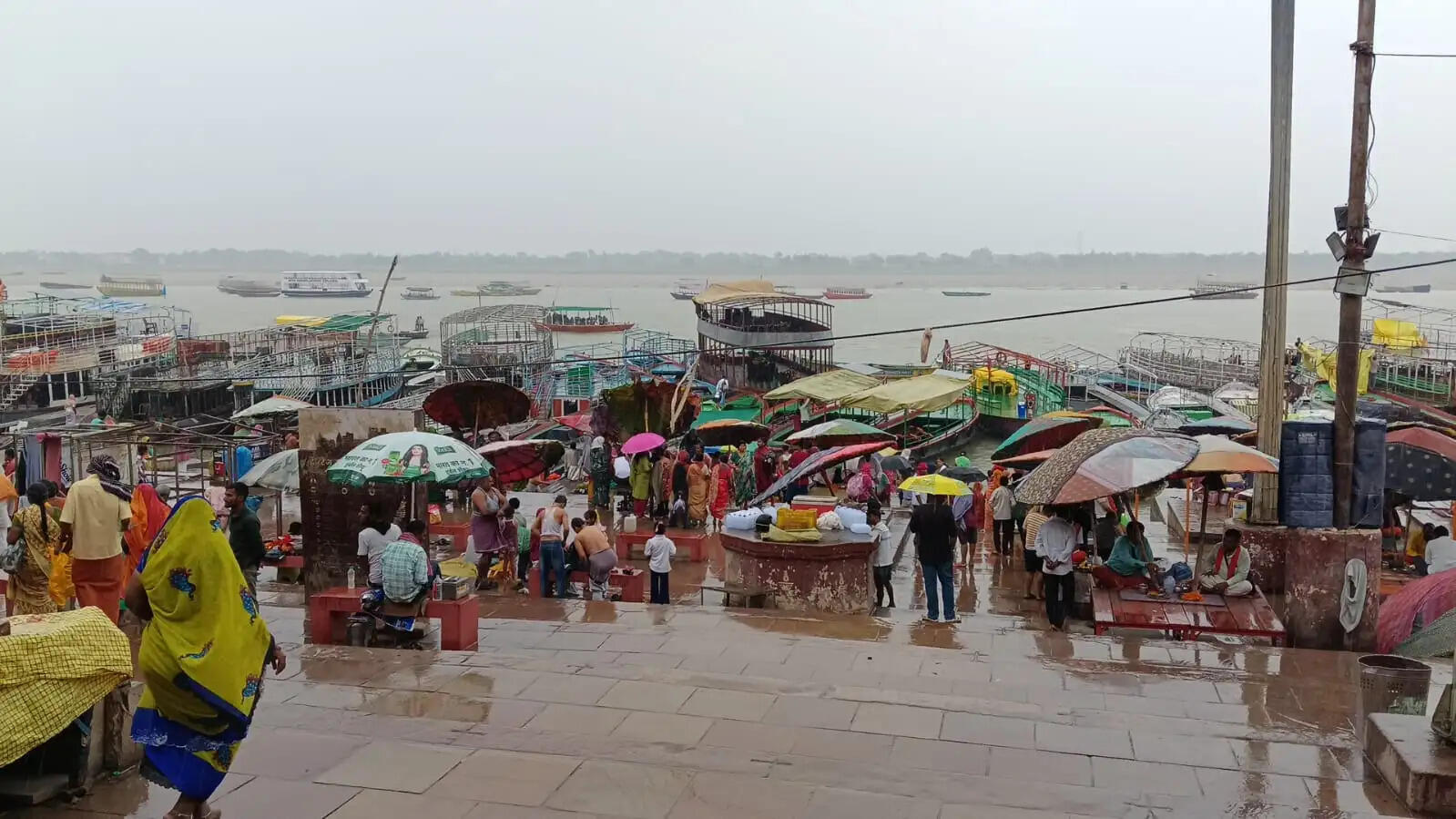 अर्नब चक्रवात से वाराणसी में थमी जनजीवन की रफ्तार, 24 घंटे से अधिक समय से हो रही बूंदाबांदी